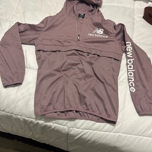 NWOT-  New Balance women’s  Jacket hooded windbreaker with front zipper pouch L